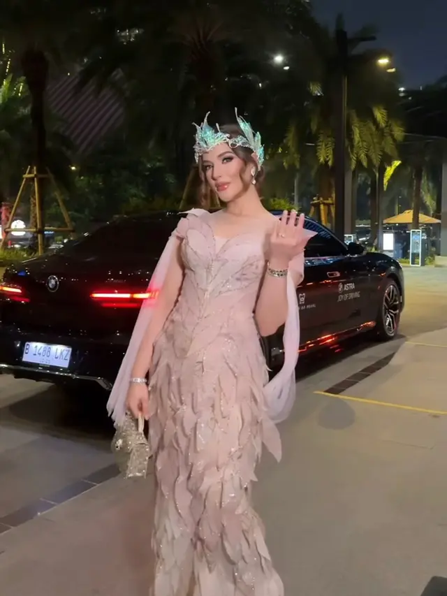 Detail Tas & Aksesori Kristal Ratusan Juta ala Dewi Yunani Tasya Farasya