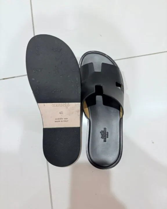 Hermès Izmir: Sandal Tipis yang Awalnya Menyiksa, Lama-Lama Bikin Pede Gila