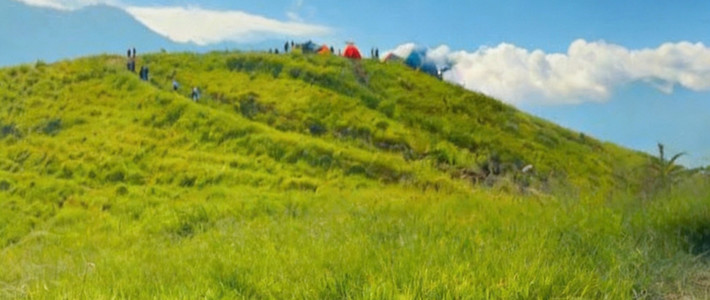 Gunung Pangradinan: Sabana Rahasia di Bandung Timur yang Bikin Camper Jatuh Cinta