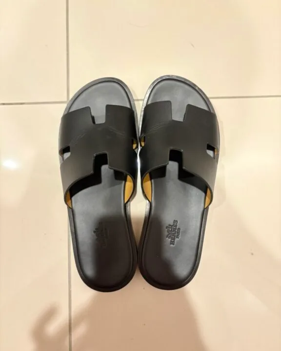 Hermès Izmir: Sandal Tipis yang Awalnya Menyiksa, Lama-Lama Bikin Pede Gila