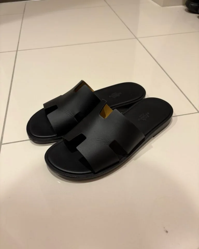 Hermès Izmir: Sandal Tipis yang Awalnya Menyiksa, Lama-Lama Bikin Pede Gila