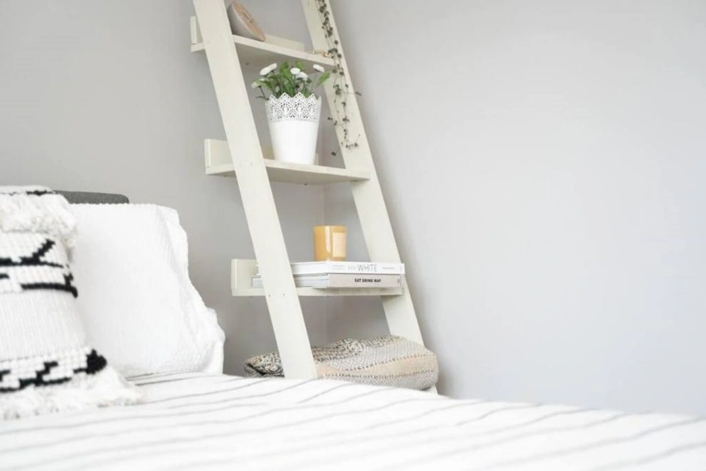 10 Ide Rak Multifungsi yang Bikin Kamar Kecil Tetap Lega dan Estetik