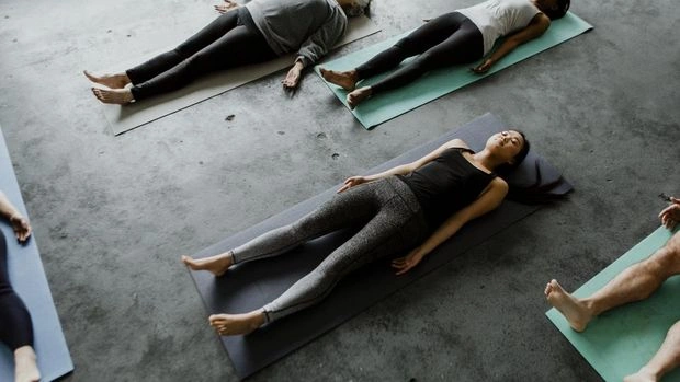Cuma 3 Menit Sebelum Tidur, 5 Pose Yoga Ini Bikin Cemas Pelan-Pelan Lenyap