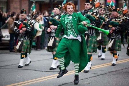 Mengenal Kostum Irlandia: Dari Jubah Kuno hingga Gaun Tari Modern Penuh Warna