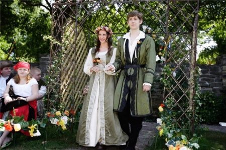 Mengenal Kostum Irlandia: Dari Jubah Kuno hingga Gaun Tari Modern Penuh Warna
