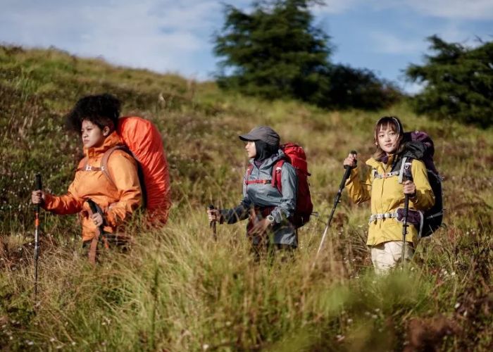 Naik Gunung Sambil Puasa? Begini Cara Biar Tetap Kuat, Khusyuk, dan Nggak Kalah dari Medan