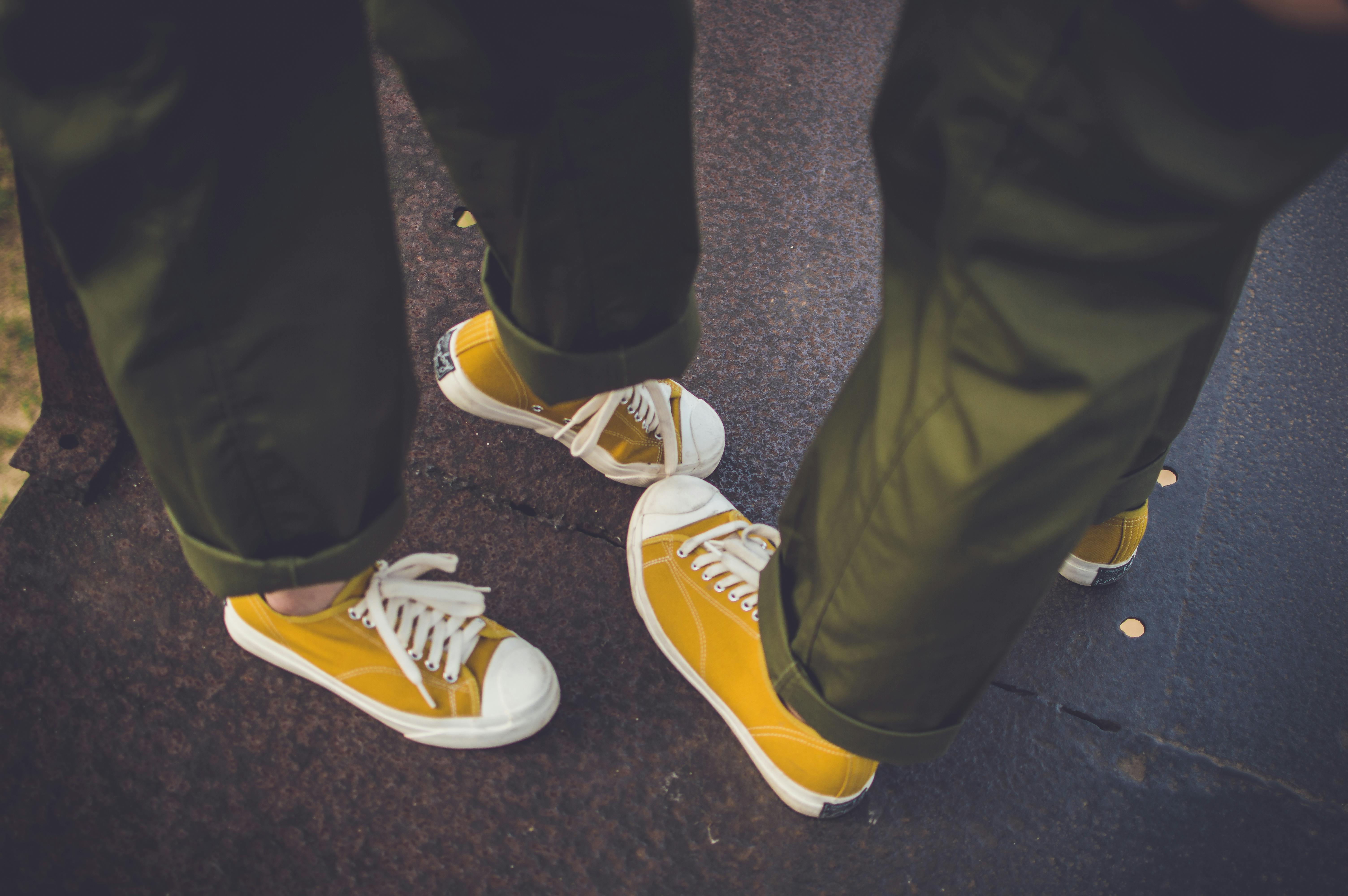 sepatu snakers kuning | sumber gambar: suzukii xingfu via pexels