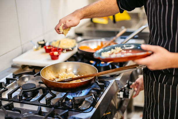 seseorang masak cepat di dapur rumah