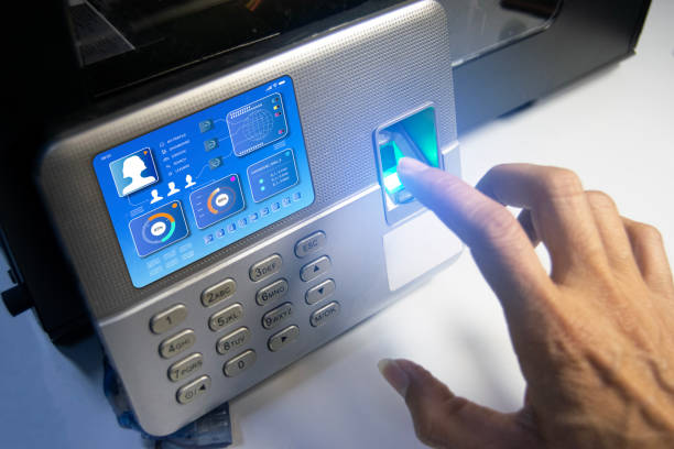 seseorang menggunakan mesin absensi fingerprint