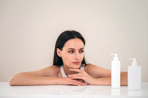wanita muda mempertimbangkan produk bath and body