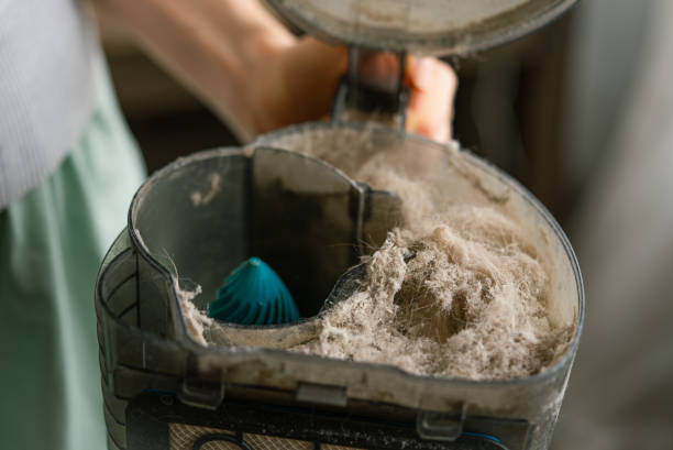 filter vacuum cleaner yang sangat kotor dan banyak gumpalan debu