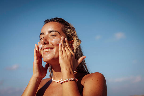 seorang wanita menggunakan sunscreen wajah