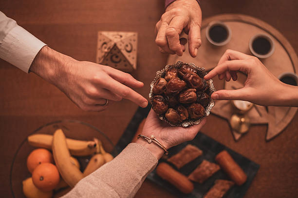 Ilustrasi memakan kurma saat buka puasa. Foto: Malik Nalik/istockphoto