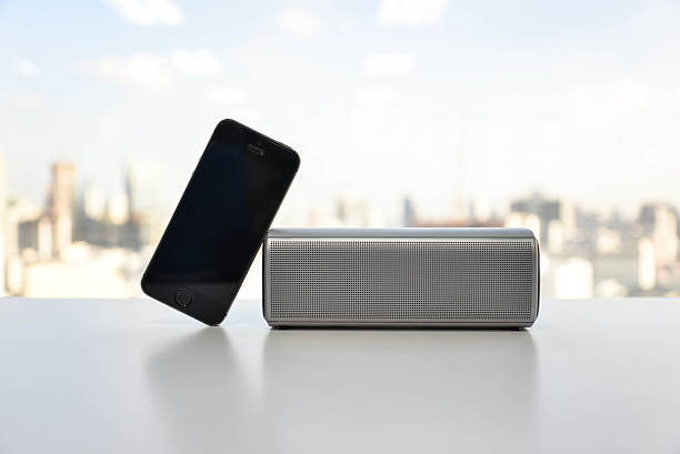handphone bersandar pada speaker bluetooth portable