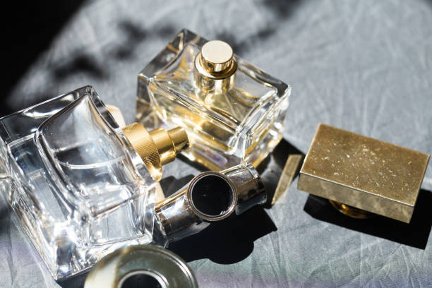 aneka parfum unisex di atas kain abu-abu