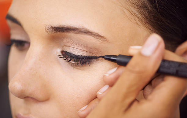 teknik mengaplikasikan eyeliner