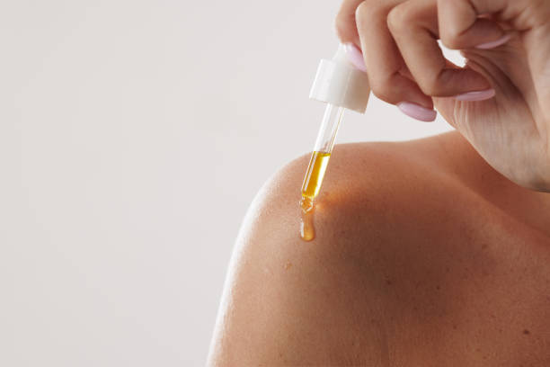 seseorang menggunakan minyak zaitun untuk perawatan kulit