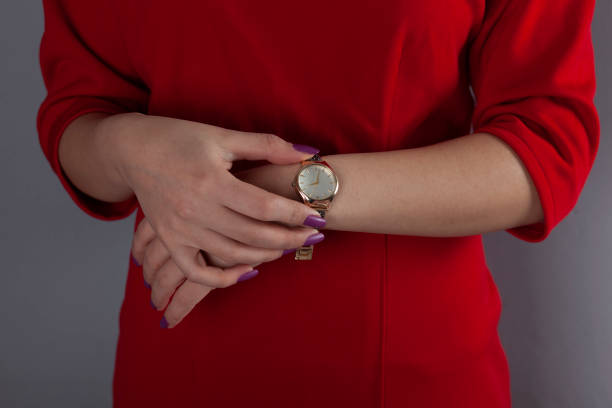 seorang wanita menggunakan jam tangan dan baju merah