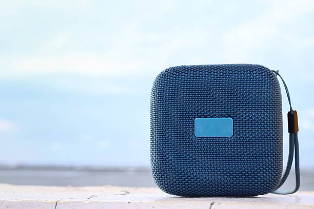 speaker mini di atas permukaan di ruang terbuka