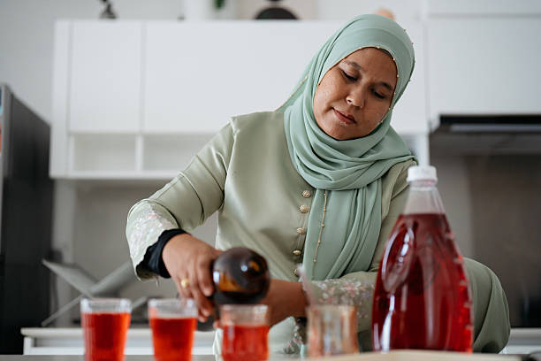 seorang ibu rumah tangga sedang menyiapkan minuman untuk buka puasa