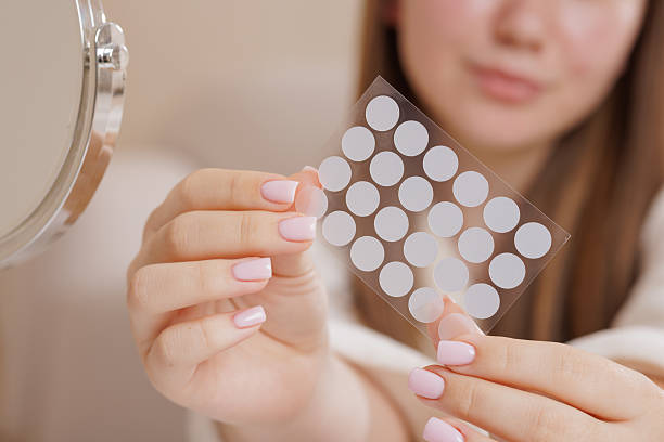 seorang wanita sedang memilih ukuran acne patch yang pas