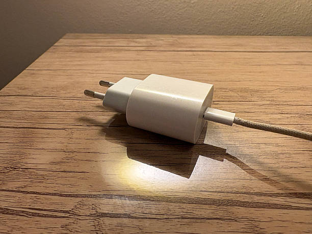 charger hp di atas meja kayu