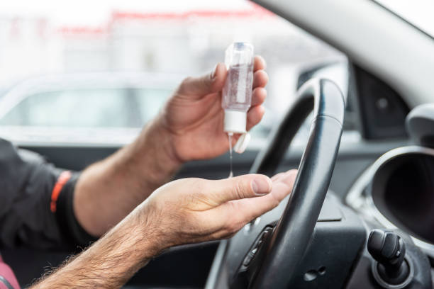 seseorang menggunakan hand sanitizer
