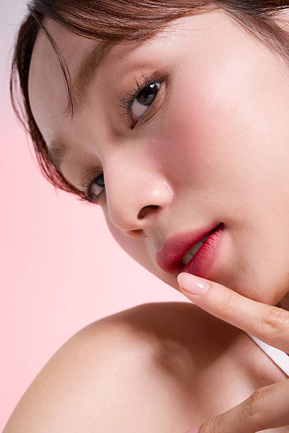 seorang wanita muda dengan makeup look ala Korea