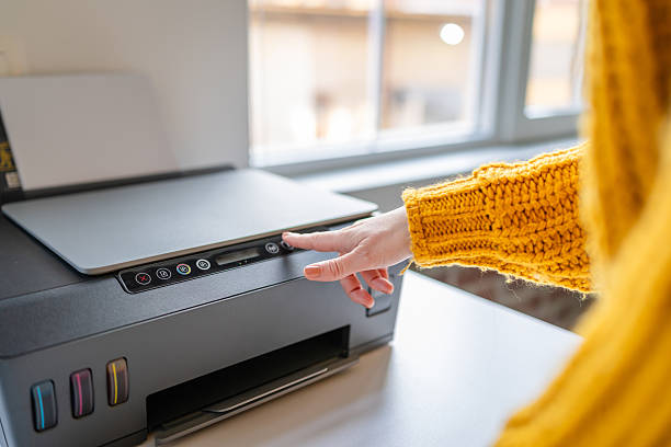 Mengecek status on/oof printer. Foto: South_agency/istockphoto