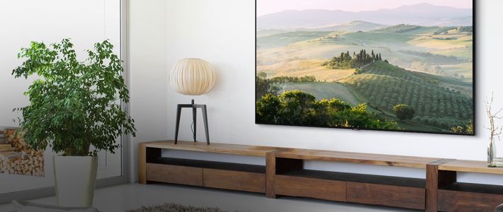 Jaga Kesehatan Mata! Simak Jarak Aman Menonton TV di Rumah