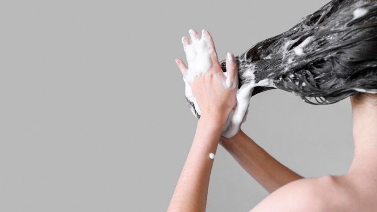 Cara Memilih Sampo yang Tepat Sesuai Tipe Rambut dan Kulit Kepala