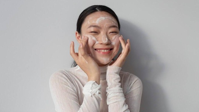 Berapa Kali Cuci Muka Sehari? Jawaban Jujur Dermatologist