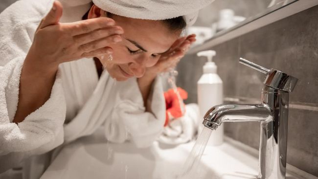 Berapa Kali Cuci Muka Sehari? Jawaban Jujur Dermatologist