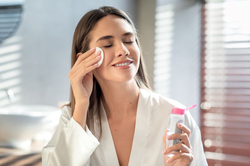Teknik Double Cleansing dengan Micellar Water untuk Wajah Bersih Maksimal