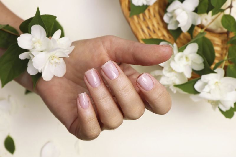Italian Manicure: Trik Kuku Pendek Terlihat Lebih Panjang