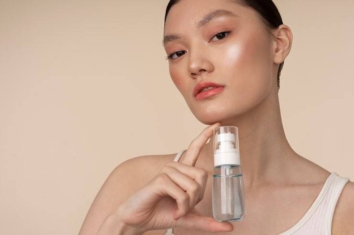 Setting Spray vs Fixing Spray: Mana yang Sebenarnya Kamu Butuhkan?