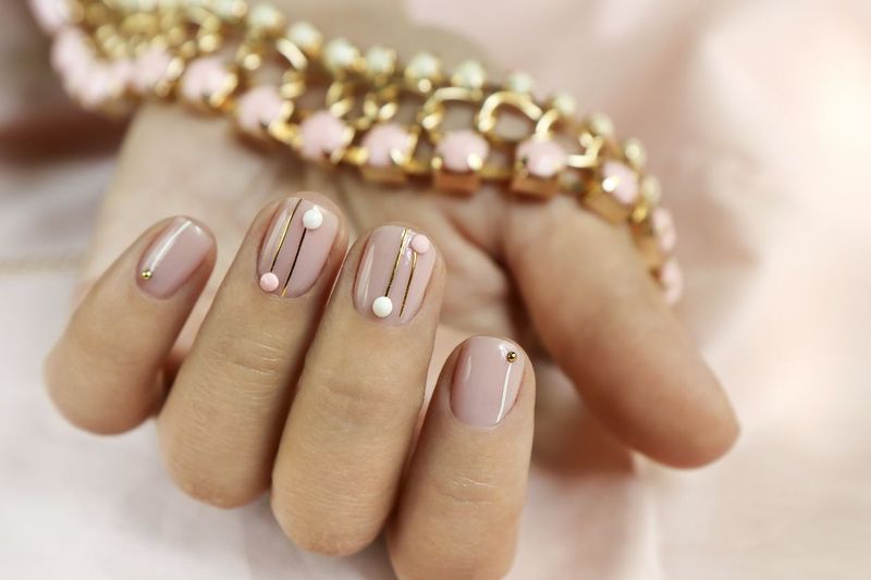 Manikur Milky Rosé: Kuku Bening Pink yang Elegan dan Praktis