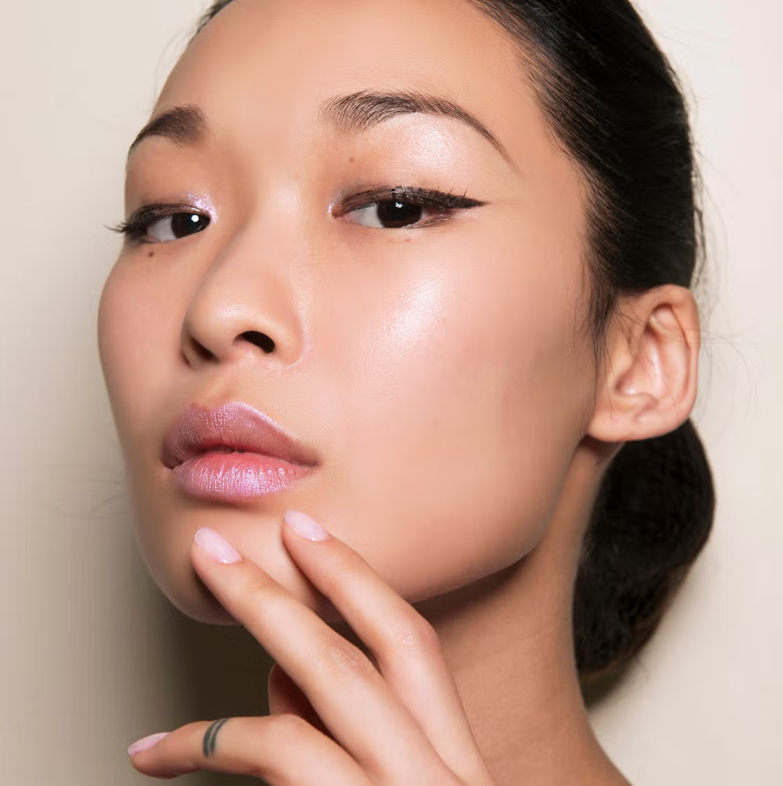 Manikur Milky Rosé: Kuku Bening Pink yang Elegan dan Praktis