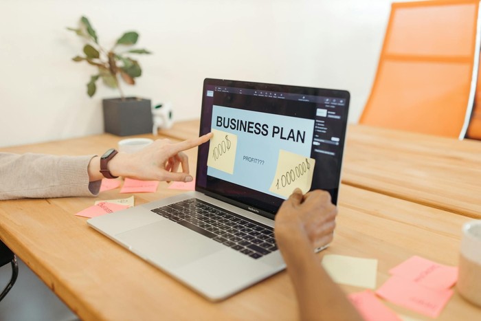 Elicit, ChatGPT, dan Grammarly: Panduan AI Tools untuk Mahasiswa