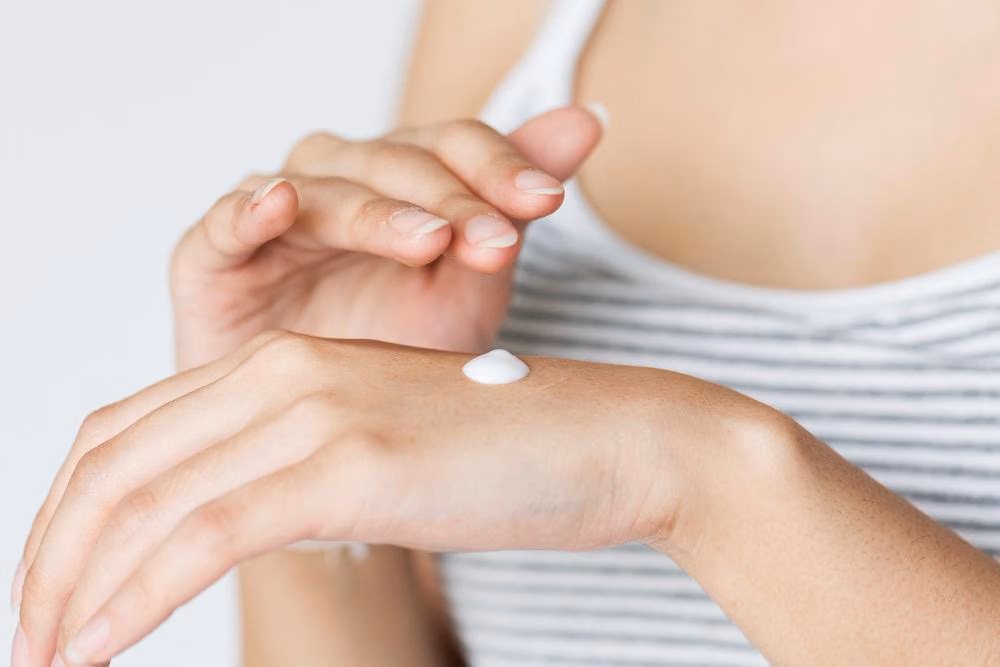 Sunscreen Berbasis Air vs Tradisional: Mana Pilihan Ternyaman di Iklim Panas?