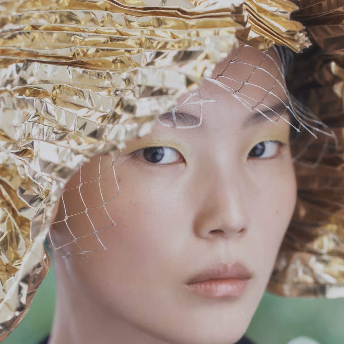 Eyeshadow Metalik Hijau: Dari Runway Haute Couture ke Altar Pernikahan