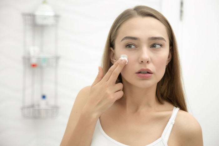 7 Kebiasaan Sehari-hari yang Diam-diam Merusak Kulit Wajah