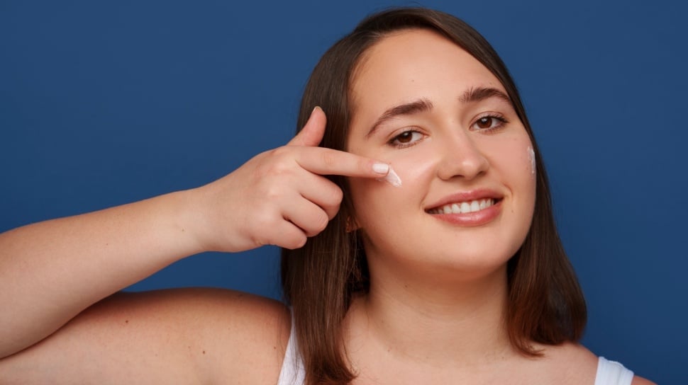 Sunscreen Berbasis Air vs Tradisional: Mana Pilihan Ternyaman di Iklim Panas?