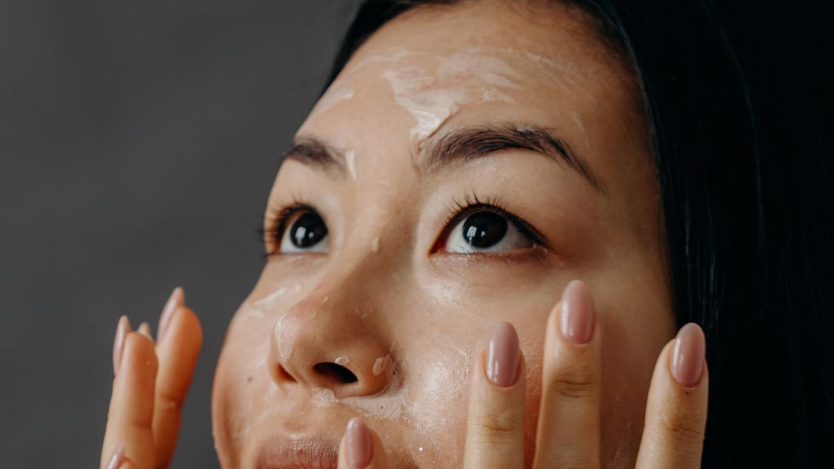 Atasi Kulit Kusam di Rumah dengan Skincare dan Masker Alami