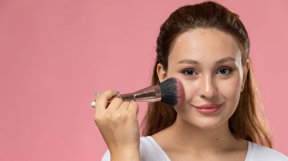 Bedak Terbaik untuk Hasil Glowing Sesuai Jenis Kulit