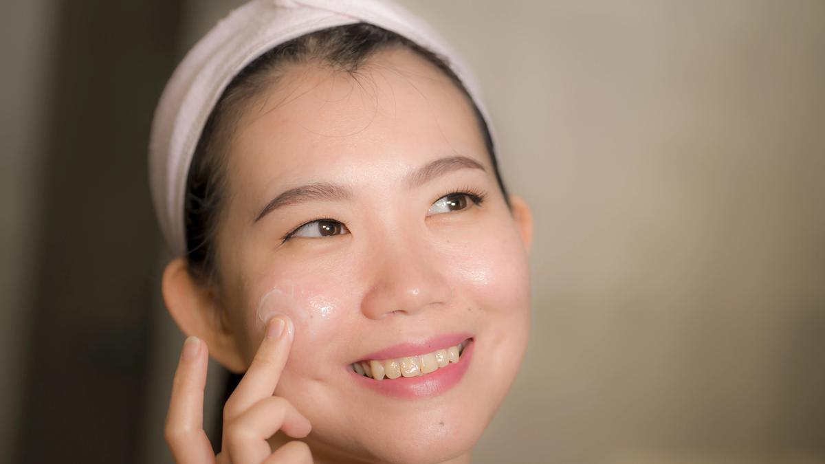 Slugging dan Sardine Skincare: Tren Viral yang Pantas Dicoba?