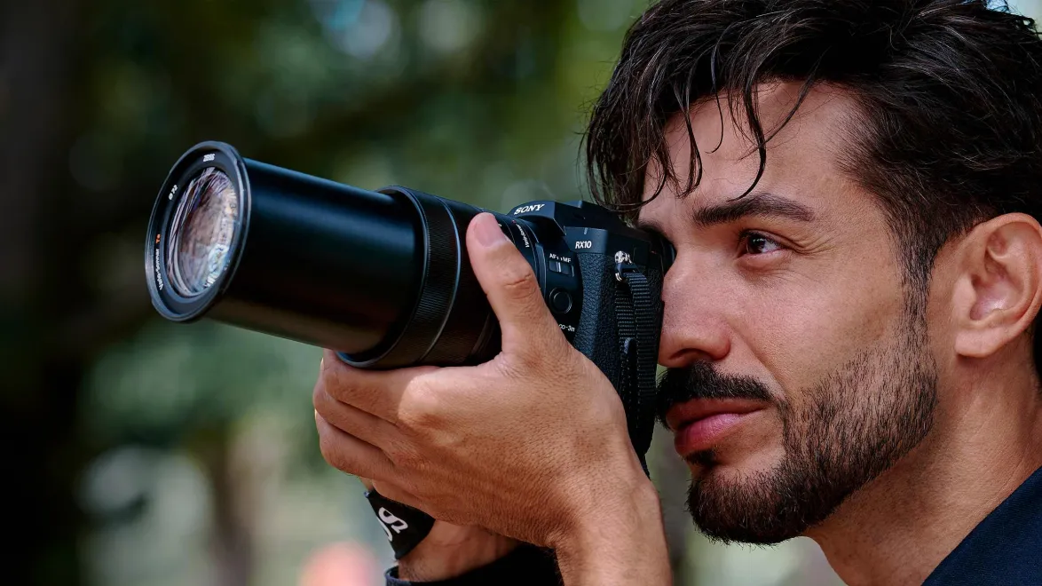 Sony RX10 V: Superzoom Profesional yang Kembali ke Puncak
