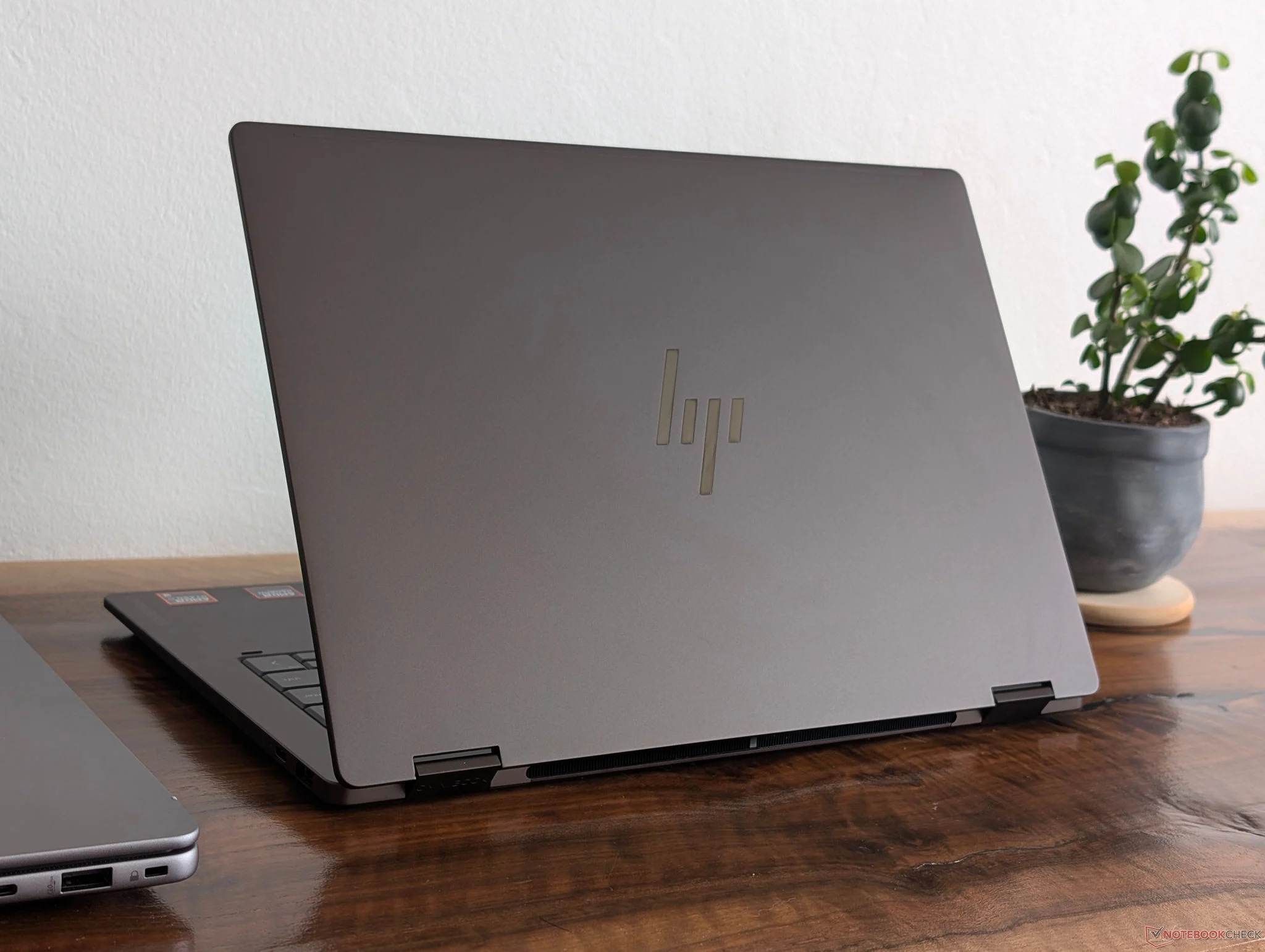 Intel Panther Lake vs AMD Zen 5: Mana yang Paling Worth It untuk Laptop Produktivitas?
