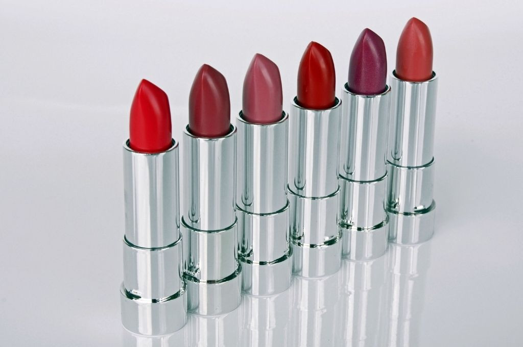 5 Lipstik Lembap Terbaik yang Tahan Lama dan Anti Kering