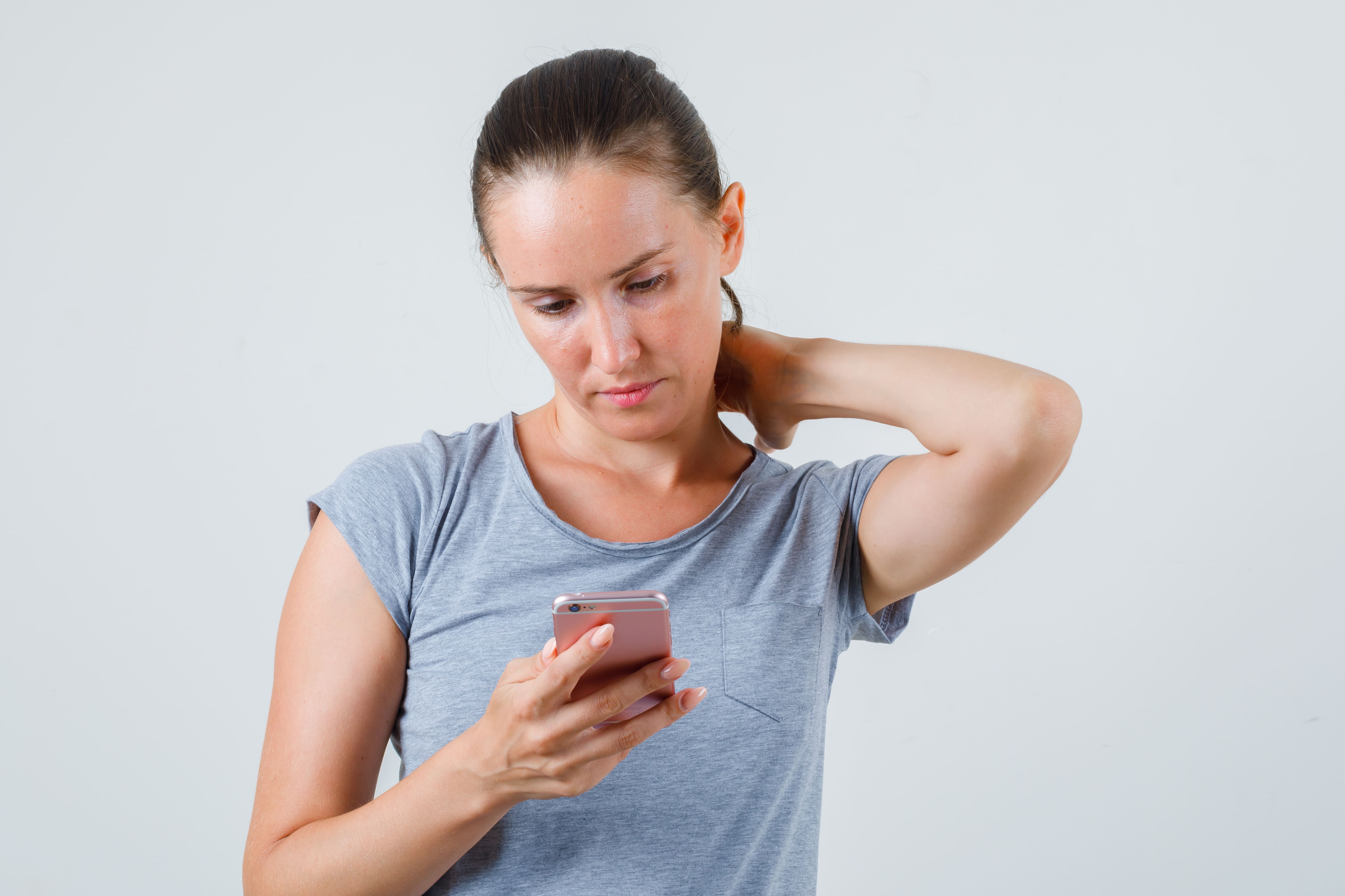 Dari Text Neck hingga Gangguan Tidur: Harga Kesehatan yang Kita Bayar demi Ponsel